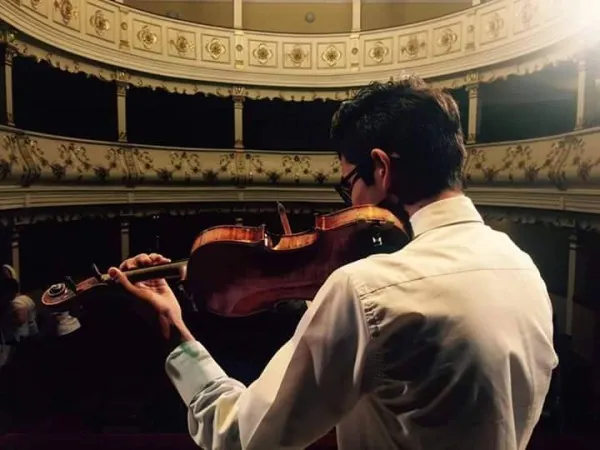 Un tânăr violonist braşovean ar putea studia la prestigiosul Colegiu de Muzică Purcell, din Londra