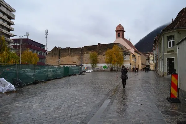 Primăria Braşov a descoperit că are un studiu istoric pentru parcarea din spatele Hotelului Aro