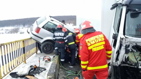 Trei persoane grav rănite după accidente pe DN 1 şi DN 13