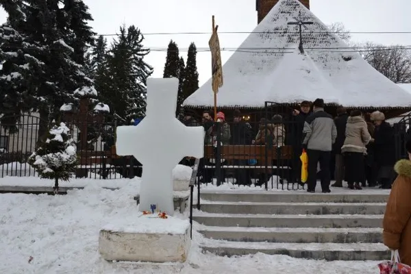 Crucea de gheaţă veghează Boboteaza braşovenilor