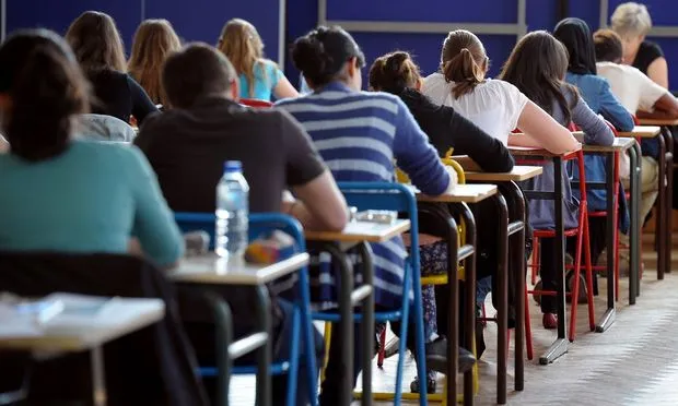 Martie îi aşteaptă pe elevii din ani terminali cu simulări de examene