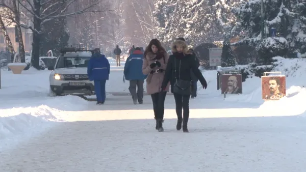 Părul aranjat, fără căciulă se ţine. În ciuda gerului...