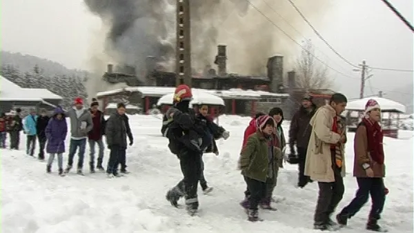 Incendiu la Brădet: A luat foc... acoperişul care nu trebuia să ardă