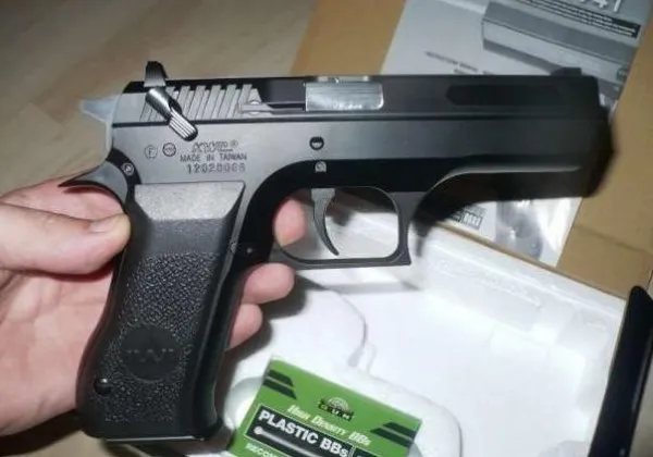 A uitat să-şi înnoiască autorizaţia pentru pistol timp de mai bine de un an   
