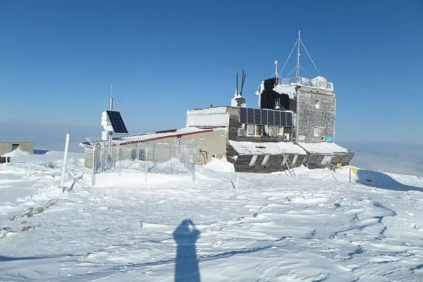 Povestea braşoveanului care ne spune cum este vremea de pe Vârful Omu