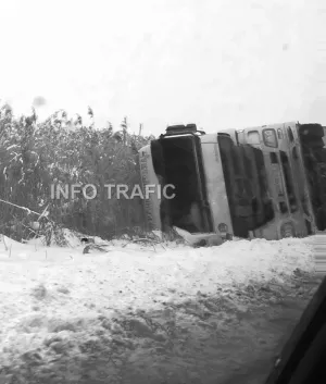 TIR răsturnat în șanț pe DN 1