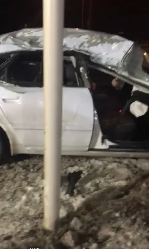 O maşină s-a făcut praf după ce a intrat într-un TIR