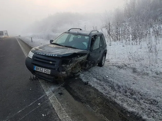A forţat o depăşire şi a ajuns la spital alături de alte două persoane