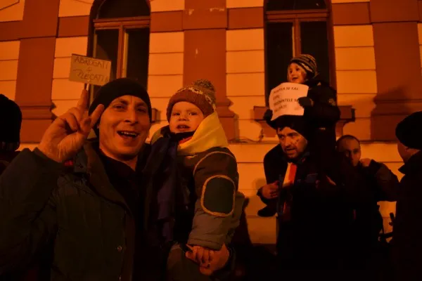 Vineri, ora 19.45: Numărul protestatarilor a ajuns la 6.000
