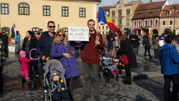 Sâmbătă  dimineața a fost protestul „celor mici”. „Cei mari” au venit în fața Prefecturii după ora 17.00