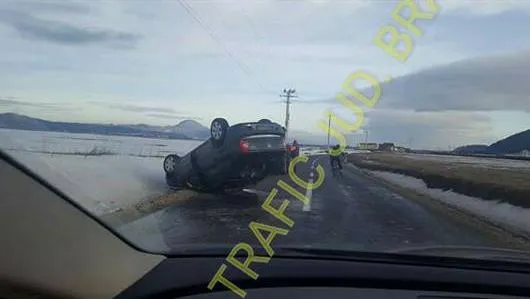 S-a dat cu maşina peste cap, pe Valea Glăjeriei  