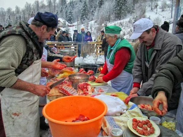 „Pomana porcului”, sâmbătă, la Balvanyos