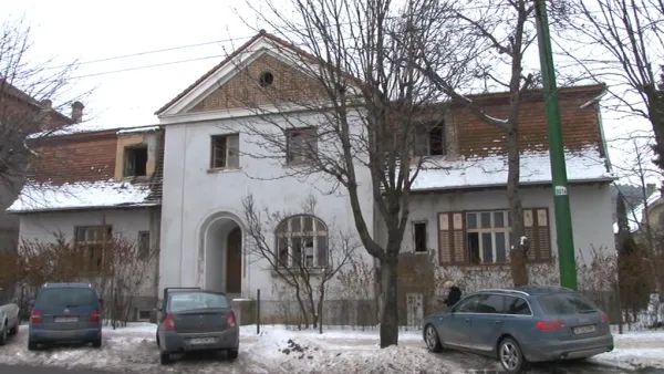 De ce stau case de sute de mii de euro părăsite, în centrul Braşovului?