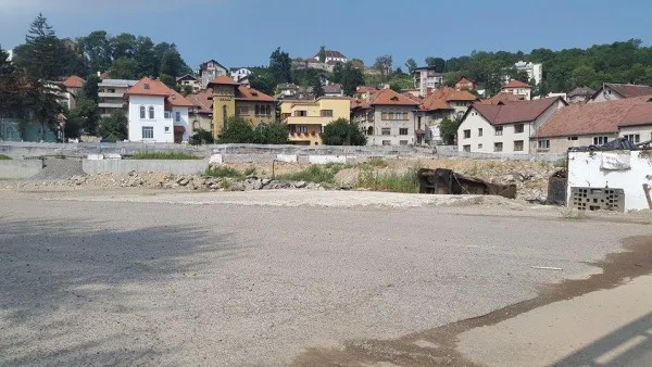 Lidl România lasă şi anul acesta în paragină terenul pe care a fost fabrica de ciocolată Kraft