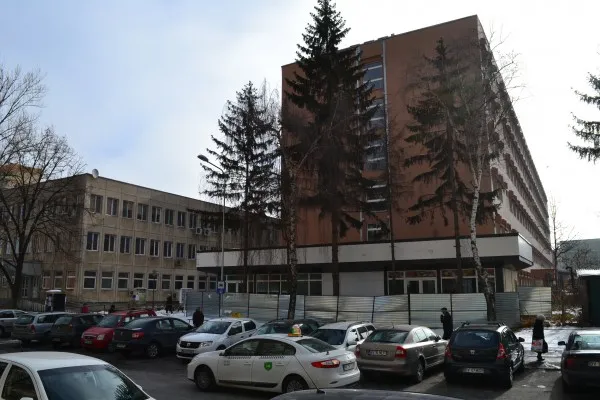 CJ a găsit o firmă care să demoleze farmacia din curtea Spitalului Judeţean