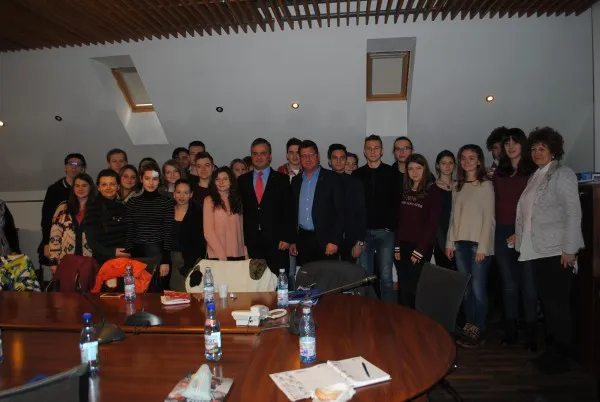 Aeroport, rock şi schi: Preşedintele CJ Braşov,  luat la întrebări de „liderii de mâine”