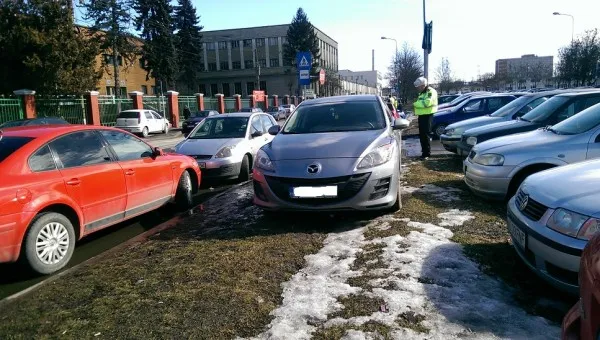 Pe „Turnului” parchează cine unde apucă
