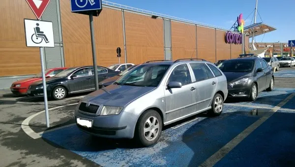 Zece şoferi amendaţi pentru că au parcat pe locurile pentru persoane cu dizabilităţi, în parcare la mall 