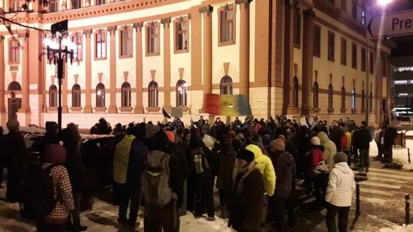 Chiar rezistă: Prefectura Braşov, „flancată” şi în a 10-a zi de proteste