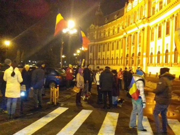 Protestele continuă și duminică la Brașov. De 20 zile se scandează la Prefectură