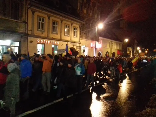 #rezist, ziua a 6-a la Braşov: Numărul protestatarilor a crescut la 10.000, în nici oră!