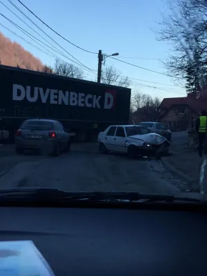 A izbit un TIR de pe contrasens, lângă Castelul Bran
