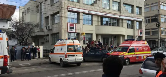 Prăbuşit în faţa băncii, salvat după o oră de medici