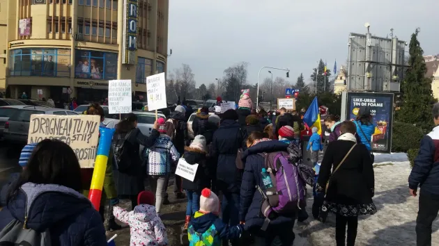 Godină, protestele şi pişatul la oliţă