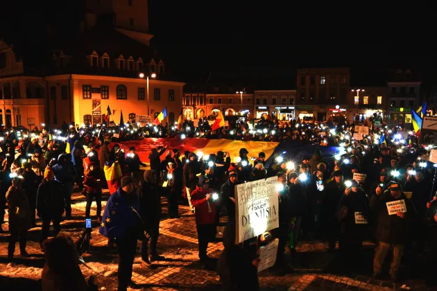 Protest cu steag de mari dimensiuni în Piața Sfatului 