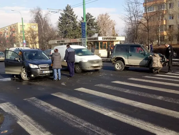 Accident cu două autoturisme la intersecţia Saturn - Uranus