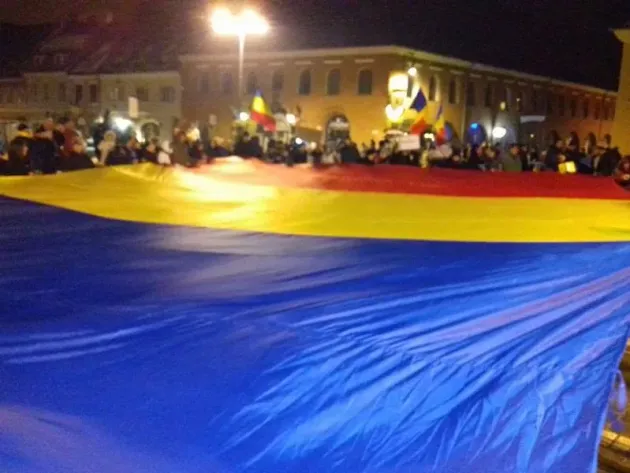 Tricolorul și steagul UE au devenit simbolul protestelor #rezist