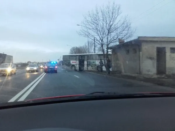 Șofer încarcerat după un accident la ieșirea din Brașov spre Cristian