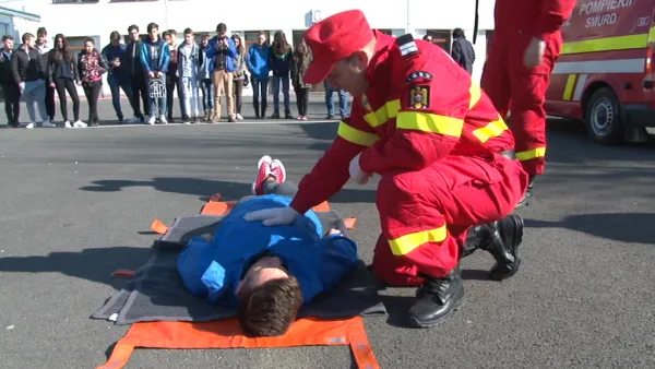 Învăţaţi cum să acorde primul ajutor, într-o „altfel de şcoală”