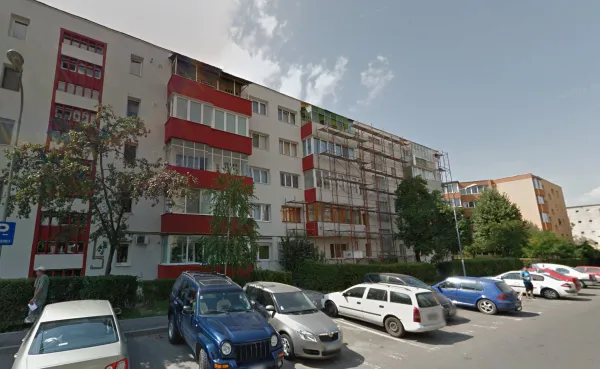 Reabilitări termice cu bani de la stat, în pas de melc: un bloc a rămas termoizolat pe jumătate, altul aşteaptă şantierul, deşi exista finanţarea de anul trecut