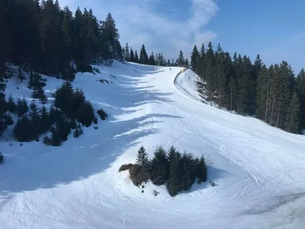 80 de centimetri de zăpadă, ieri, pe pârtiile din Poiana Braşov