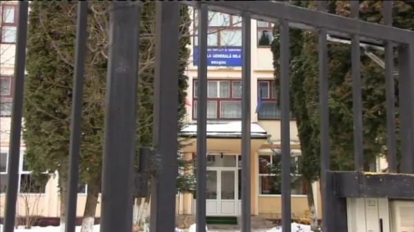 Primul verdict la Şcoala 4: Trei luni cu -10% la salariu pentru învăţătoare şi 8 copii mutaţi