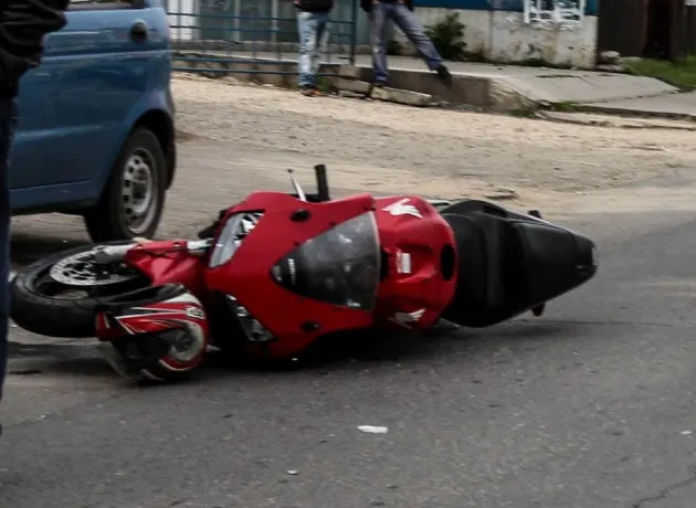 Motociclist fără permis, lovit de o maşină care ieşea din parcare