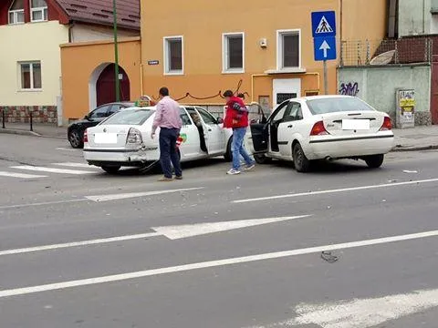 „Rupt” de beat la volan, a acroşat un taxi pe Iuliu Maniu