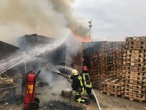 Şi-a ars faţa şi mâinile încercând să stingă incendiul de la serviciu