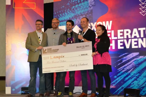 Braşovenii care transformă o masă într-o imensă tabletă au câştigat premiul de „Cel mai bun startup de realitate virtuală” în Texas