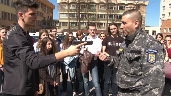 Cum dezarmezi un terorist cu un pistol, lecţia care i-a fascinat pe „liderii de mâine” ieri, la IPJ Braşov