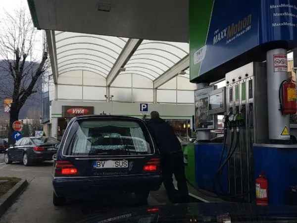 Cu mortul… la benzinărie!