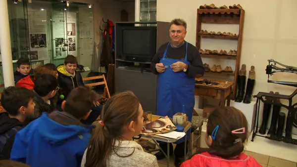 Cum se face încălţămintea, „live”, la Muzeul de Etnografie