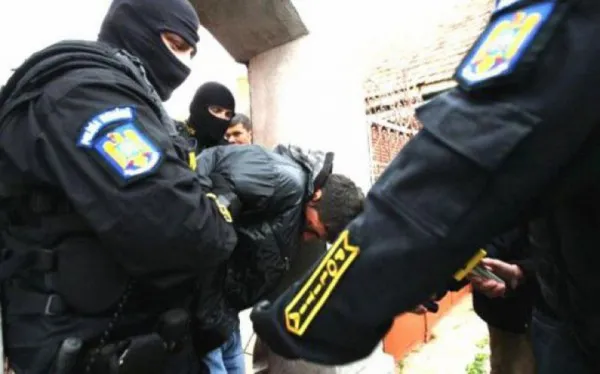 100 de lei pe lună, „pensia alimentară” de la criminalul care i-a ucis mama
