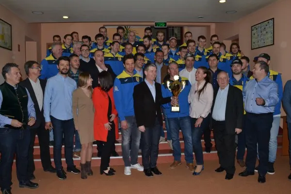 „Lupii” campioni, felicitaţi la Primărie 
