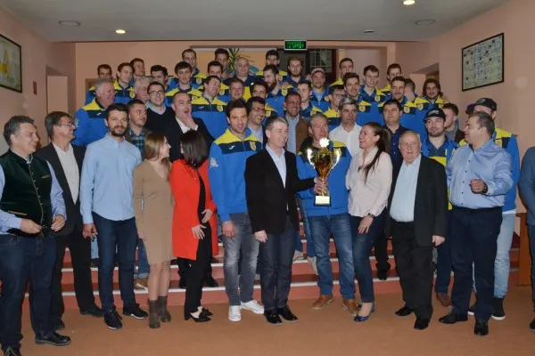 „Lupii” campioni, felicitaţi la Primărie 