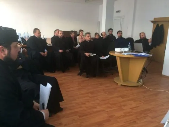 Preoţii s-au strâns la sfat pentru copiii lăsaţi „pradă” internetului