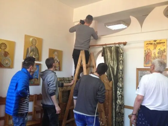 Studenţi voluntari la capela din campusul Universităţii