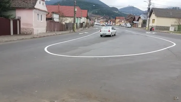 Giratoriul, reinventat la Săcele: Nici rotund, nici semnalizat, şoferii încă cred că e... desen pe asfalt