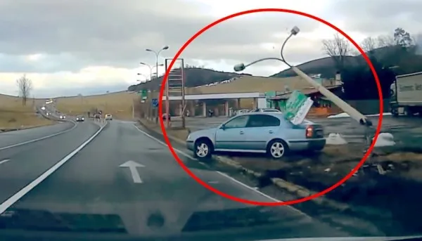Depăşire în curbă, cu parcare în stâlp